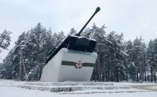 последние учебные САУ времен ВОВ из Ковровской дивизии списали в середине -конце 70 годов, а танк на фото загоняли на постамент своим ходом,так что все возможно