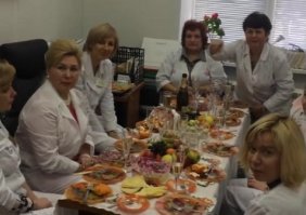 Должно, но ведь праздники...