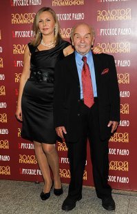 Добавлю еще Шаинского. 3 брака и в последнем была разницы в 41 год.