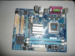 Отчего же? Нормальные компактные материнки. Вот для примера из моей коллекции. Шина 1333, в принципе поддерживает любой проц для 775. Бивас перепрошит под Xeon, естественно для моделей на 1333 шине и до 80 Ватт.
Совсем недавно товарищу подогнал схожую материнку Biostar. У него тоже на 775 был комп, но мать старая, с поддержкой Pentium D максимум. Заказали на Али 4 Гига оперативы и Xeon L5420. Поставили семёрку х64 Ultimate. Чел доволен как незнамо кто.
Кстати, Семёрка замечательно работает на Core 2 и даже на Pentium 4 478, если оперативы достаточно (1,5-2 Гига). На Core 2 и 8 и 10 нормально работают, только какой мазохист себе добровольно их ставить будет?
Я даже ради интереса ставил Семёрку на Celeron Tualatin 1200 с 768 Мб оперативы, комп работал не хуже, чем на ХРюше, как ни странно.