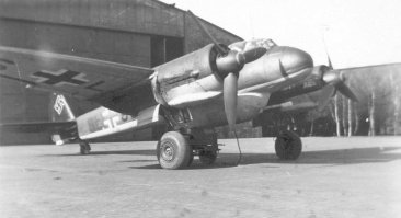 Помнится, интересовался я максимальными калибрами авиапушек... 
И тихо оху.евал: фрицы и 50-мм, и 75-мм на самолётки ставили (правда, больше не в "штурмовом", а в "истребительном" варианте - долбить амеровские В-17, массово налетавшие с "гостинцами" на ихний фатерлянд)
Янкесы от фрицев тоже не отставали - были у них В-25 в "штурмовом" варианте с 75-мм пушками.

Но это были "костыли" - и фрицы, и янкесы свои "ацкие пухи" ставили на самолёты, которые "хоть как-то могут их тащить и из них стрелять, не падая от отдачи". Почти не бронированные фошистские истребители и амеровские бомберы - это совсем не то, что "специально обученные летающие танки" Ил-2! Пусть они были и с маленькой пушчонкой "всего 37-мм", но "панцерам" в крышу башни или МТО - хватало) :)