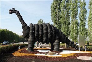 А вот в липецком аэропорту красавец из шин.