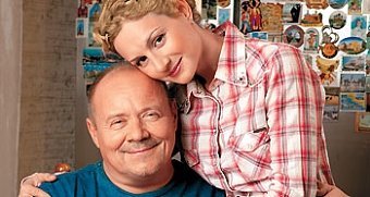 Еще Маклаков  сейчас на каждом канале пиарится. Уже раза три видела, как он рассказывает про то, как гулял, бросал, а теперь вот: