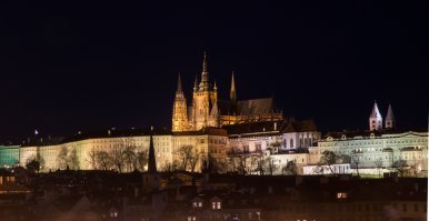 Может в Праге-8 и не было елок, зато во всей остальной Праге и ёлки, и гирлянды - всё как пложено. И фотки ты не те людям показываешь. Прага - она вот такая примерно: