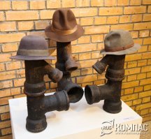 Был в СССР такой скульптор - Вадим Сидур. Из канализационных труб делал скульптуры. 
Кому интересно еще - погуглите.