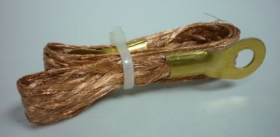 Обидно конечно. Уже ощутил себя владельцем иномарки и тут оказалось, что она не так уж и далеко ушла от ВАЗ классики и надо идти на авторынок за косичками.
Вот такими косичками владельцы ВАЗов соединяли минусовую клемму с кузовом, с двигателем, двигатель с кузовом и даже капот с кузовом, если на нём были какие-то электроприборы. Например лампочка освещения подкапотного пространства или синие пысалки.
Но вскоре оказалось, что некоторые бюджетные иномарки, также иной раз теряют массу.
И даже хорошо, если они её теряют сразу. А ведь чаще бывает такое, что человек мучается годами. Тратит деньги на постоянные поиски причины многочисленных глюков авто. А всё дело в массе. Надо пару таких копеечных девайсов прикрутить и вы опять на иномарке.