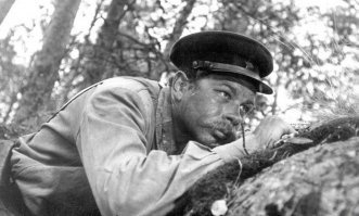 Когда Андрей Мартынов сыграл пожилого умудрённого жизнью старшину в фильме "А зори здесь тихие", ему было всего 27 лет! Вот это действительно - перевоплощение!!! Актёр с большой буквы.