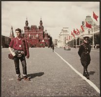 Да, это было необычный видок для 50-х. А для Союза, то это вообще шок. В Сталинский Союз таких не пускали. Хотя вот фото иностранца конца 50-х...
