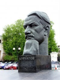 У нас там в пионеры принимали.
