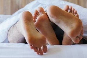 какие ноги волосатые 0_о это чьи, ученика или учительницы?