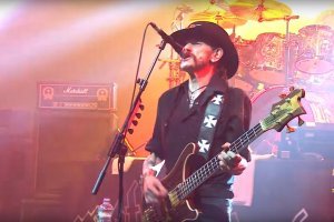 Они Британцы.Тут Лемми ещё в Hawkwind.Нацисткую символику он коллекционировал.У него (по его словам) было много "интересных штук достойные музеев".Нацизм он не поддерживал,ему просто была интересна эта историческая эпоха и вещи связанные с ней.Крест он носил до самой смерти,до самого последнего концерта в декабре 2015 в Германии.Хотя там(да и в куче стран на самом деле) законадательно запрещено носить и демонстрировать такие вещи,и за "зигу" в Германии могут легко депортировать из страны с запретом въезда.Но это же Лемми!).