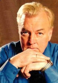 Случайно наткнулась на отрывок записи спектакля театра Сатиры "Обыкновенное чудо", спектакль старый, Михаил Державин там совсем молодой, было  приятно посмотреть и жаль, что у него в сущности не очень много больших ролей. Лет двадцать назад видела его в спектакле "Бешеные деньги", а вот видеозаписи уже не нашла. И мой любимый образ, "Ревизор":