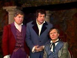 Случайно наткнулась на отрывок записи спектакля театра Сатиры "Обыкновенное чудо", спектакль старый, Михаил Державин там совсем молодой, было  приятно посмотреть и жаль, что у него в сущности не очень много больших ролей. Лет двадцать назад видела его в спектакле "Бешеные деньги", а вот видеозаписи уже не нашла. И мой любимый образ, "Ревизор":