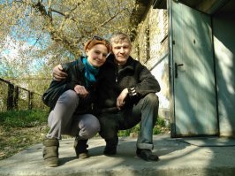 такая же хрень была в 2010 году.. вечером пришёл с работы - дома только дочка.. "А мама где?" - "А она вещи собрала и ушла.. А я ей сказала "Иди куда хочешь, я с папой останусь".. так и остались с дочкой вдвоём.. сейчас ей уже 23, на момент предательства было 15.. после этого почти пять лет с матерью не общалась даже по телефону.. сейчас общаются, но уважения от дочки к матери конечно же нет и в помине.. Первое фото - когда остались одни, второе - прошлый год..