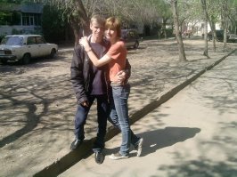 такая же хрень была в 2010 году.. вечером пришёл с работы - дома только дочка.. "А мама где?" - "А она вещи собрала и ушла.. А я ей сказала "Иди куда хочешь, я с папой останусь".. так и остались с дочкой вдвоём.. сейчас ей уже 23, на момент предательства было 15.. после этого почти пять лет с матерью не общалась даже по телефону.. сейчас общаются, но уважения от дочки к матери конечно же нет и в помине.. Первое фото - когда остались одни, второе - прошлый год..