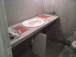 НЕстоит делать. Во первых - жутко сложно. Во вторых - если ошибиться хоть на один мм, раздует опалубку, то фасадные дверцы могут не встать в проёмы. Я это сделал из-за дурацкого своего характера)) просто в голове придумал и решил реализовать. Даже через сто лет, эту кухню тяжело будет сменить. Легче заказать столешницу из искусственного камня.