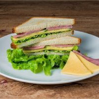 Сэндвич. Джон Монтегю, 4-й граф Сэндвичский (1718 1792), английский министр и заядлый игрок, по легенде изобрёл этот бутерброд во время игры в криббедж. Игра длилась уже несколько часов, а министр не мог отвлечься, чтобы поесть. Джон Монтегю попросил, чтобы ему подали мясо, уложенное между двумя ломтиками хлеба. Его друзьям-игрокам очень понравился такой способ еды, ведь не нужно было отрываться от игры, и они тоже заказали хлеб  по-сэндвичски .