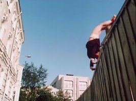 я в свои 12 лет весь фильм наизусть знал!!! с цитатами!!! 
только и ждал вот эти моменты на экране 
хотя, я тогда по детски был влюблен в Юлю, а не в Алису :)