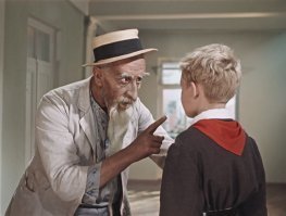 Я настолько стар что смотрел Старика Хоттабыча в кинотеатре. Причем 2 серия была на следующий день.