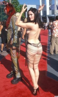 А мы тем временем посочувствуем Роуз Макгоуэн - одной из первых актрис, ВНЕЗАПНО вспомнивших о домогательствах Вайнштейна. Вот эта несчастная девочка. Смотрите и сочувствуйте. Сочувствуйте, я сказал!