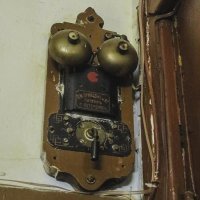 Разве это телефон? Обыкновенный дверной звонок.