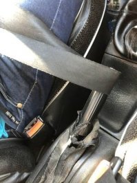 При аварии автоматически дергается ручник. Удобно.