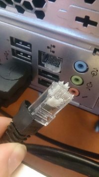 У меня защелка отломалась, и провод постоянно вываливается. 
А тут раз, жвачкой можно приклеить :) это же гениально, Карл!