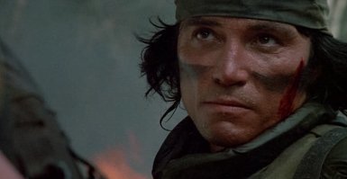 Арнольд, Карл Уэзерс как спец от ЦРУ, Билл Дьюк - крутой зеленый берет, Джесси Вентура с миниганом, Сони Лэндом - индеец с ножом, чувак в очках на подхвате. Баба, генерал стареньких , и здоровенный негр в костюме с огромными жвалами.
Кто такой Шейн Блэк? Молчаливый труп 2?