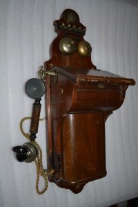 Электрозвонков  в те времена особо  не  делали вроде.
 Думается  это  кусок примерно  такого  аппарата: