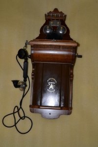 Электрозвонков  в те времена особо  не  делали вроде.
 Думается  это  кусок примерно  такого  аппарата: