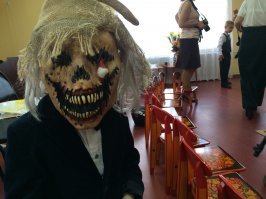 Наш папка тоже нарядил ребенка на выпускной в садик))