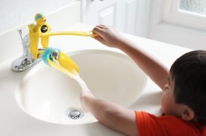 Явно не для наших детей. У меня мелкий в год с копейками уже научился залезать на унитаз или придвигать стул - и включает воду без всяких приспособлений. Чего уж там про старших говорить... Дважды затопленные соседи подтвердят.