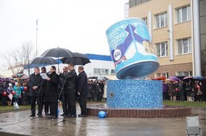 В Рогачеве установили памятник знаменитой белорусской сгущенке. 23 ноября, в день празднования 75-летия ОАО  Рогачевский молочно-консервный комбинат , в городе торжественно открыли единственную в мире скульптурную композицию, посвященную сгущенному молоку.В основание памятника заложили капсулу с посланием к потомкам, которую завещано вскрыть к 100-летию комбината.