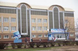 В Рогачеве установили памятник знаменитой белорусской сгущенке. 23 ноября, в день празднования 75-летия ОАО  Рогачевский молочно-консервный комбинат , в городе торжественно открыли единственную в мире скульптурную композицию, посвященную сгущенному молоку.В основание памятника заложили капсулу с посланием к потомкам, которую завещано вскрыть к 100-летию комбината.