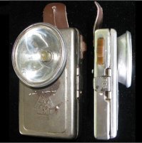 Фонариком на квадратной батарейке.