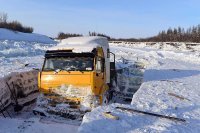 хм, в тех местах, со времён царя гороха, технику из под льда постепенно вырубали а не вытаскивали другой техникой.
С какого перепугу вдруг решили придумать новые правила???