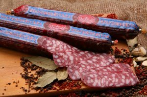 Это где же такую недоколбасу делают? Такую даже коту опасно давать.

Вот состав брауншвейгской от Луганских Деликатесов:
говядина, сало, свинина, соль, сахар, чистые культуры мол.бактерий, пряности, нитрит натрия.