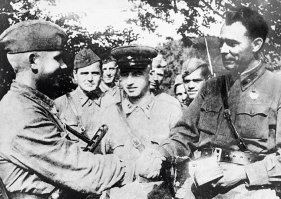 Ну, чтобы дойти до этих постов Брежнев прошел большой путь. На фото простой тогда боевой генерал, каких в Советской Армии были тысячи, Леонид Брежнев на Параде Победы. И попал он туда не просто так, "за красивые глаза". Ну и фото полковника Брежнева на передовой в ВОВ.