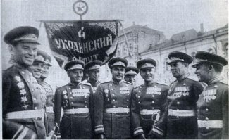 Ну, чтобы дойти до этих постов Брежнев прошел большой путь. На фото простой тогда боевой генерал, каких в Советской Армии были тысячи, Леонид Брежнев на Параде Победы. И попал он туда не просто так, "за красивые глаза". Ну и фото полковника Брежнева на передовой в ВОВ.