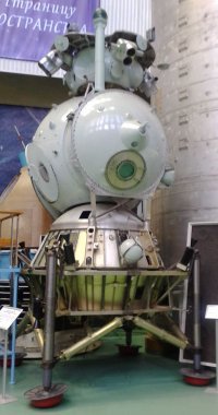 А ведь собирались туда еще и человеков отправить! Даже скафандр специальный лунных сделали. Жаль, не успели!