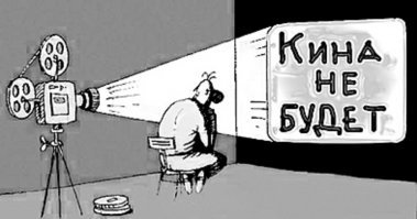 Вслед за бензовозом и автокраном под лед спустили трактор: видео