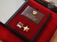 Пожарный поймал сброшенную с третьего этажа горящего здания девочку 