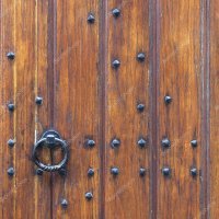 "Ради интереса я даже открывал и закрывал деревянную дверь в комнату, чтобы узнать, как дерево повлияет на прохождение сигнала." 

"Закрытая дверь более чем в 15 раза срезает скорость передачи данных."

Судя по всему у автора деревянная дверь выглядит как-то так :)