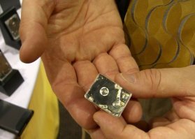 Надо признать, что телефоны с жёсткими дисками существовали,правда мало и недолго. Самый известный из них Nokia N91, в котором устанавливался однодюймовый HDD Microdrive 3K-8 8 Гб, что для 2006 года было очень круто.