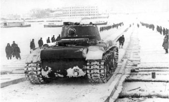 Во время войны почему то знали, как наморозить дорогу. А эти досочек сороковку накидали и типа сойдёт...