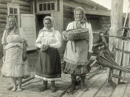 "Кокошники бывали довольно экстравагантны, даже если их носили деревенские жительницы. Их могли шить из золотой парчи, дамаска или бархата, с золотой вышивкой, как правило, с растительными и цветочными орнаментами"
Вот молодые деревенские девки в 19 веке. И сомневаюсь я что они хотя бы видели золотую парчу