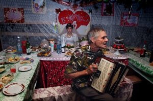 Как я им завидую. Как я хочу погулять разок на такой настоящей Русской свадьбе, с гармонью, мордобоем и на 3 дня.