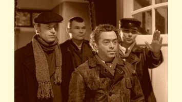 Снимался как-то в эпизоде "Опера: хроники убойного отдела" (на скрине - справа). В середине на том же скрине - Иван Ганжа, исполнивший в "Собачьем сердце" роль товарища Жаровкина, скромно стоявшего позади инициативной группы жильцов дома:)