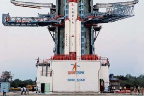 Аналогично. Свой псевдопатриотизм уже не знаем, куда пихать, да?
Пуск - международный. Во всём мире уж так повелось, что языком международного общения принят английский. Реклама нужна на весь мир, не так ли? Свои ракеты те, кто надо - и так знает, и автомобили - тоже.
Вот китайцы, наверное, тоже не патриоты - даже на чисто своей пилотируемой CZ-2F английские буквы пишут. Видно, жопы лижут:

А уж за их названия машин на английском и вспоминать грешно..
И индусы вот тоже нихрена не патриоты - не на хинди или на каком-то другом своём диалекте машины называют, а всё английские буквы лепят куда ни попадя, и на ракеты тоже: