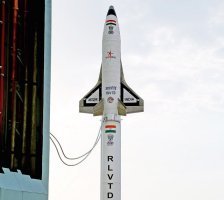 Аналогично. Свой псевдопатриотизм уже не знаем, куда пихать, да?
Пуск - международный. Во всём мире уж так повелось, что языком международного общения принят английский. Реклама нужна на весь мир, не так ли? Свои ракеты те, кто надо - и так знает, и автомобили - тоже.
Вот китайцы, наверное, тоже не патриоты - даже на чисто своей пилотируемой CZ-2F английские буквы пишут. Видно, жопы лижут:

А уж за их названия машин на английском и вспоминать грешно..
И индусы вот тоже нихрена не патриоты - не на хинди или на каком-то другом своём диалекте машины называют, а всё английские буквы лепят куда ни попадя, и на ракеты тоже: